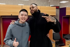 杨鸣晒合照：和大莫一起工作的第四个赛季 祝他34岁生日快乐