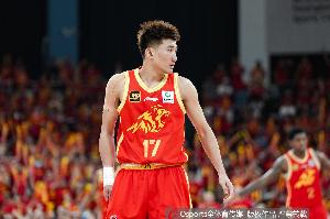 直播吧：孙铭徽昨日鼻骨骨折 目前头部很疼 计划明日接受复查