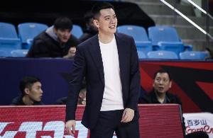 杨鸣:北控的防守很有针对性 其次是我们战术跑的相对混乱