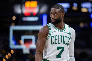 什么是超巨！杰伦·布朗半场16中11爆砍27分 本月此前场场砍30+