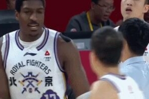 攻防俱佳！佩里面对旧主15中8拿下18分10板3助4断1帽