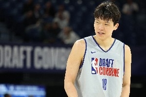 队记:从备战选秀到夏联再到常规赛 杨瀚森这一年一直在进步