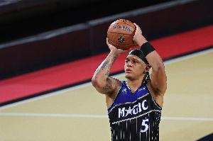 攻守兼备！班凯罗半场7中5拿到13分7板3助2帽 正负值+11