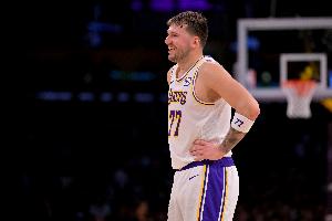 8中2&4失误！王仕鹏评价东契奇表现：进攻失误多 防守万人捅