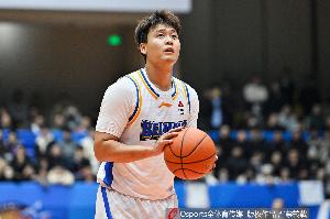 媒体人：赵睿今晚缺阵 赛前热身他简单热身后一直在帮队友捡球