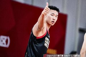 绝对领袖！贺希宁几乎打满半场 13中6&三分7中3怒轰16分4板2助