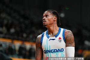 媒体人:青岛大外缺席 首节就被上海强力内线打花 需要有人站出来