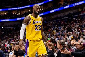 节奏不对！詹姆斯半场10中5得13分6助 他休息8分钟湖人输了10分