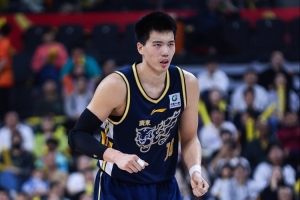 焦泊乔：逐渐找到了状态 但防守篮板还不够好还要去看录像提高
