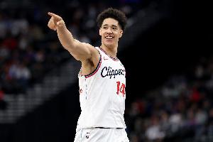 尼德豪泽：赛季初NBA对我来说太快 但现在我适应了&节奏慢下来了