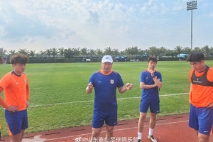 山东泰山与大连英博进行了一场热身赛,山东泰山1-2不敌大连英博