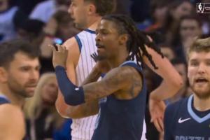 还嫌问题不够多？NBA伦敦赛 莫兰特干拔3分后“发射火箭筒”庆祝