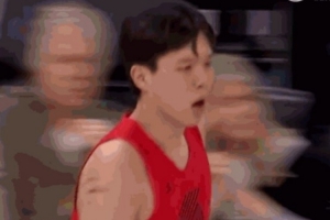杨瀚森和阿夫迪亚配合失误 拍拍胸口表示自己的问题