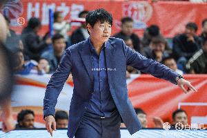 鲁媒:山东三人感冒赢球仍听到零星下课声 会给鲍威尔时间和机会