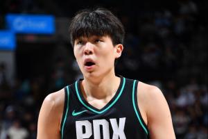 哨也太密了！杨瀚森连续犯规失误 5犯规7失误了！