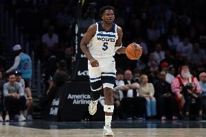 3犯在身！爱德华兹半场12中5拿到12分4板 正负值+5