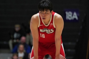 外媒:杨瀚森在G联赛就像开挂 但在NBA你先得做好分内之事
