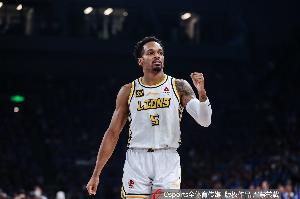 效率不高！小巴里·布朗16中4抵消拿到13分4板4助1断
