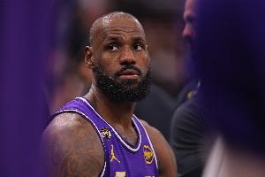 回归大戏索然无味!解说:心无旁贷的年轻骑士遇上叮当打铁的湖人