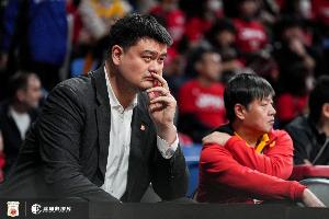 姚明回顾生涯转折点：客场打老鹰砸筐怒吼拉特利夫后找到自我