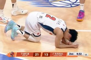 又是左脚啊！徐杰左脚踝好像又扭伤了 被队医搀扶到场下治疗