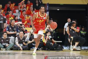 灾难级表现！小巴里·布朗三分18中4 关键三分不中+失误葬送比赛