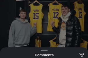 小里与拉拉维亚于NBA商店在各自球衣前合影 东契奇：买我球衣没？