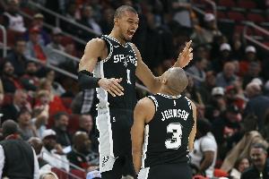 文班谈马刺按兵不动：我们相信自己 很欣慰管理层也信任队友们