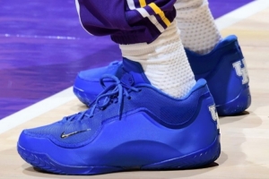 又一双大学PE!詹姆斯今日上脚肯塔基大学LeBron 23 PE