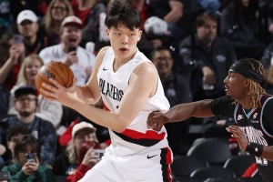 拓媒:杨瀚森在场上很笨拙 运动能力较差 这样很难在NBA成功