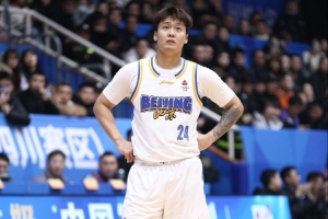 媒体人:赵睿赛后私下玩社媒 北京被核减了5万元的联赛分红有点冤