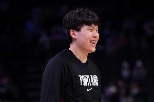 杨瀚森谈全明星：挺好玩的 唯一不足是我没给尼德豪泽扔空接