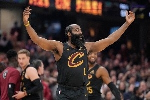 加盟骑士效果立竿见影!哈登盘活全队 阿伦莫布里双塔统治内线