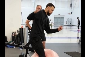这是进一步合照的节奏？库里上脚带有个人Logo的安踏PE球鞋训练