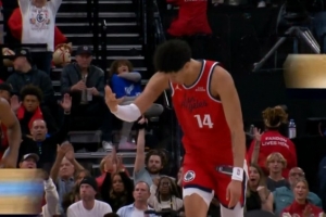 还在带来惊喜！尼德豪泽接球命中大空位三分球 生涯首球&此前3中0