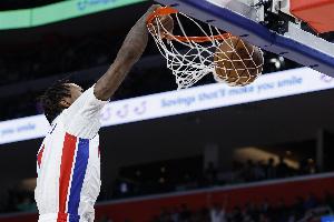 霍兰:我们今天协防过度&导致马刺进18三分 下周再遇他们会有进步
