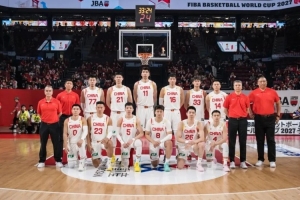 贺希宁关键三分,中国男篮客场奏凯