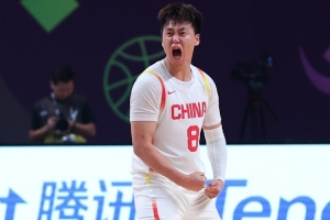 解说:从日本队的阵容来看 中国男篮的后卫线是明显占优势的