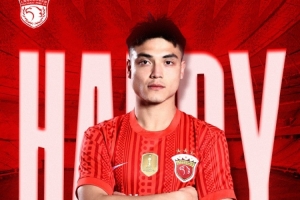 今天是海港球员蒯纪闻、吾米提江的生日，让我们祝他生日快乐！
