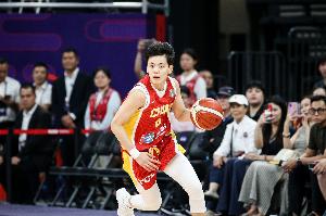 看队友发挥！杨舒予首发29分钟出手不多 拿到6分4板2助2断