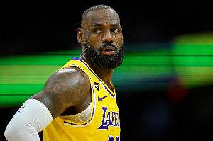 ESPN记者:詹姆斯最早完成赛前热身 缺阵更多是因为脚伤而非肘伤