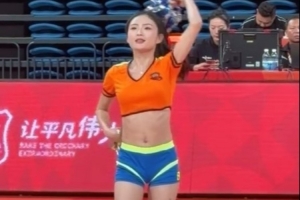 青春活力！媒体人晒女篮俱乐部杯啦啦队的舞蹈表演视频
