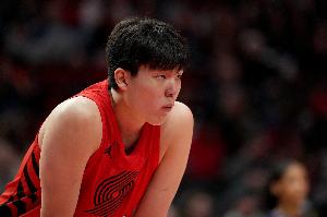 媒体人:杨瀚森的篮板保护更好了 也很少有那种莫名其妙的犯规了