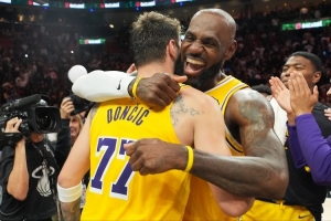 徐静雨：湖人关键时刻阵容太富裕 詹姆斯是NBA历史第一绝杀先生