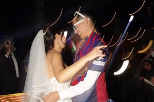 红蓝主题婚礼!墨西哥铁杆巴萨球迷大婚,身穿10球衣致敬亚马尔