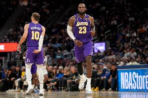徐静雨:詹姆斯依旧有超凡能力且具有牺牲精神 他的人格魅力太大