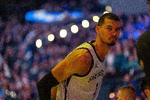 DPOY+一阵一防稳了？文班亚马本场出战达20分钟 确保评奖资格！